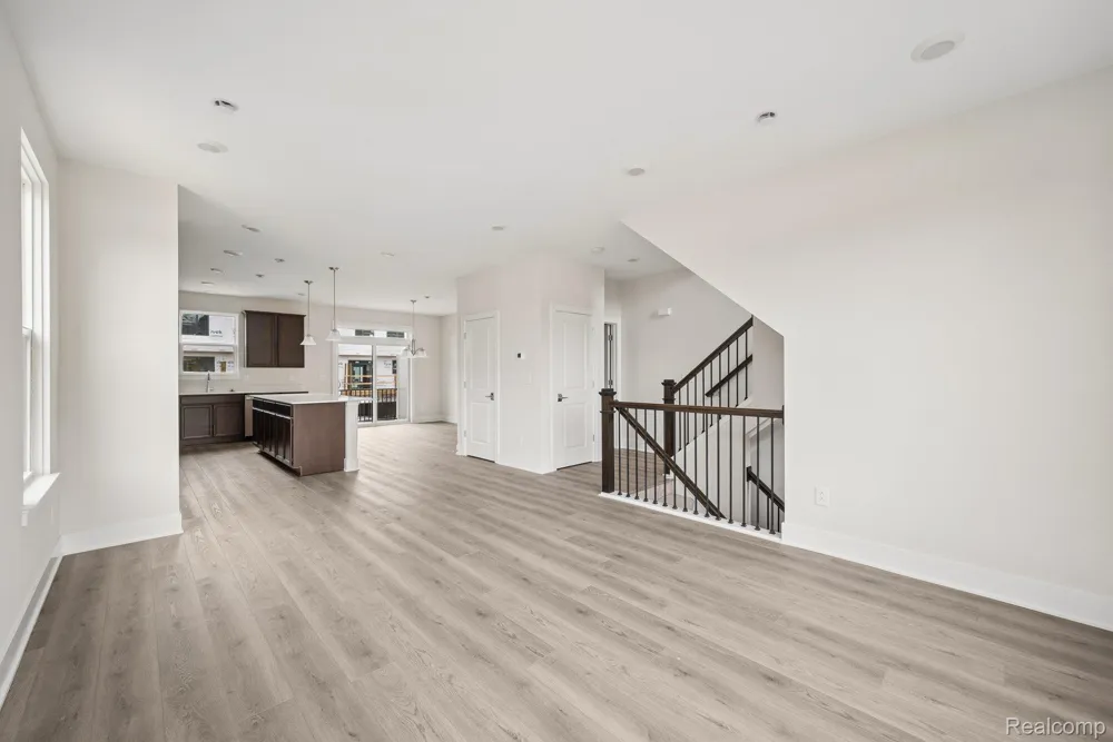 1016 Pine Tree Lane Troy City, MI 48085