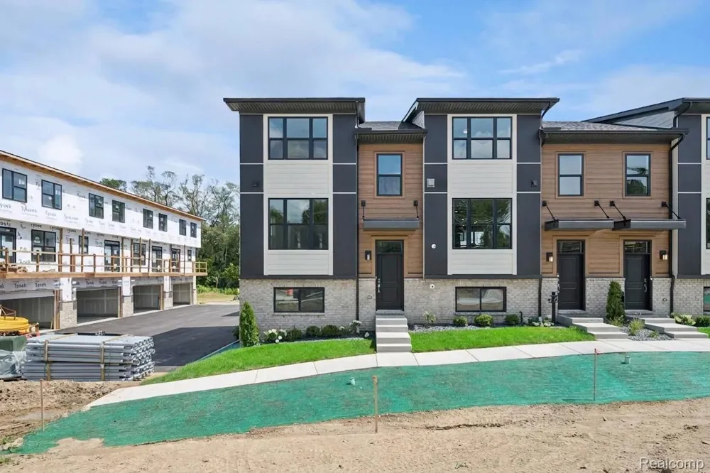 1016 Pine Tree Lane Troy City, MI 48085