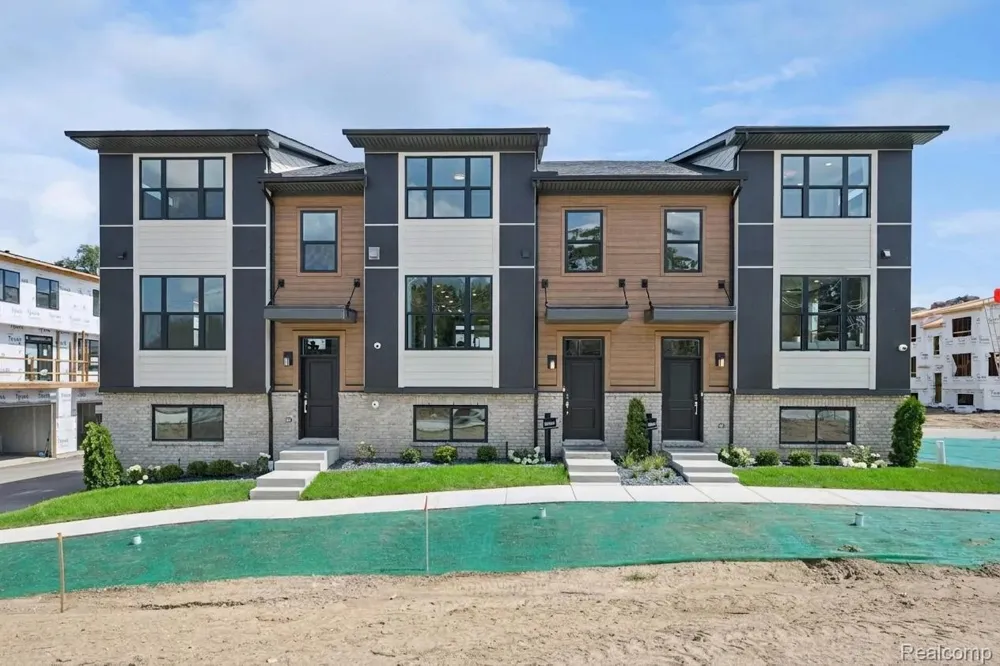 1016 Pine Tree Lane Troy City, MI 48085