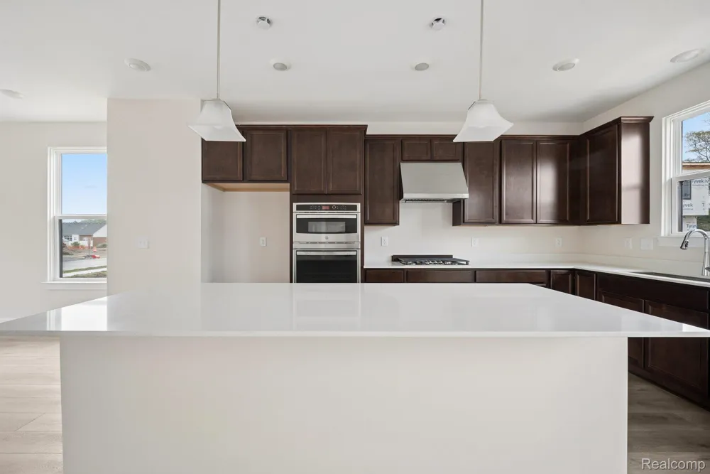 1016 Pine Tree Lane Troy City, MI 48085