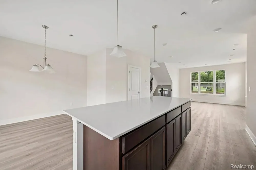 1016 Pine Tree Lane Troy City, MI 48085