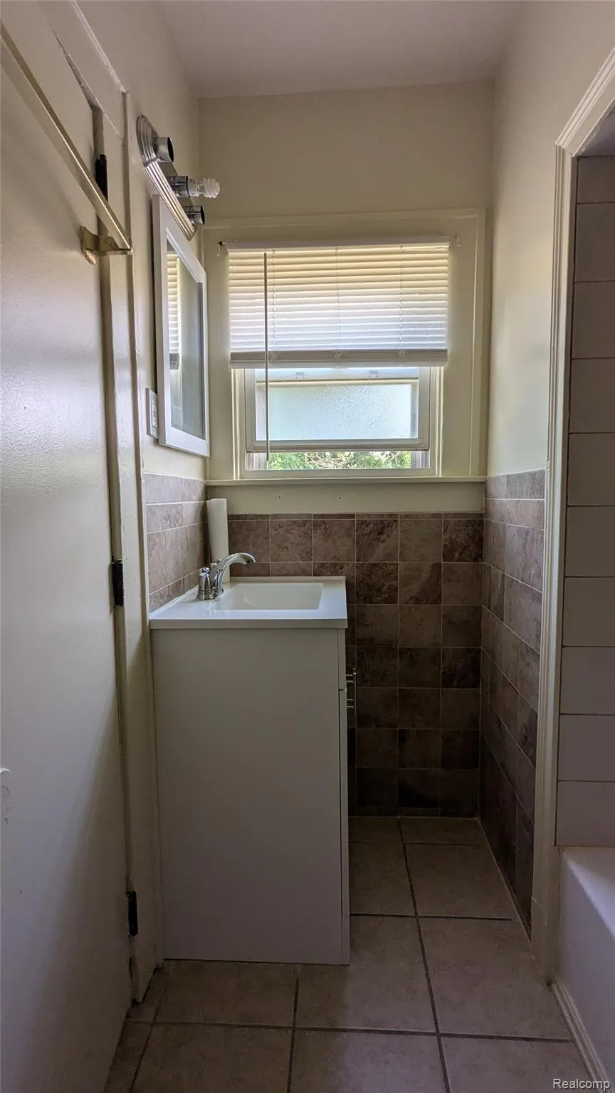 463 Raeburn Street Pontiac City, MI 48342