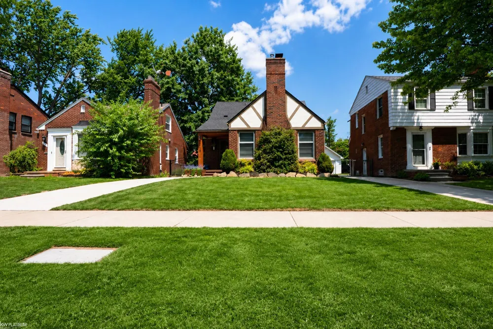 2118 Lennon Street Grosse Pointe Woods City, MI 48236