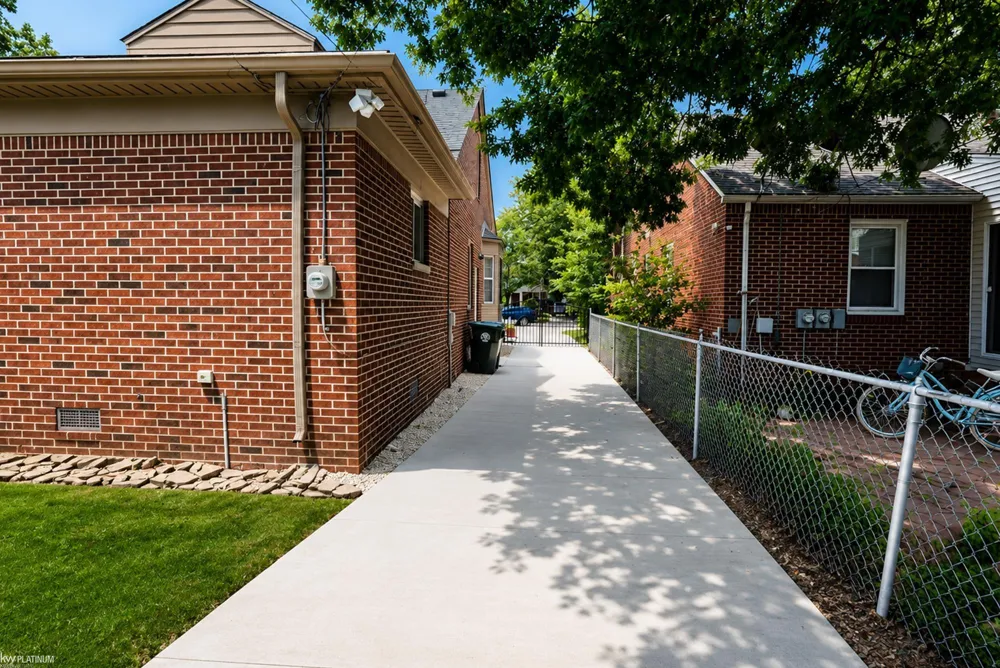 2118 Lennon Street Grosse Pointe Woods City, MI 48236