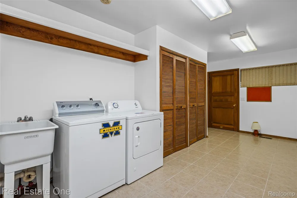 32674 Bingham Lane Bingham Farms Village, MI 48025