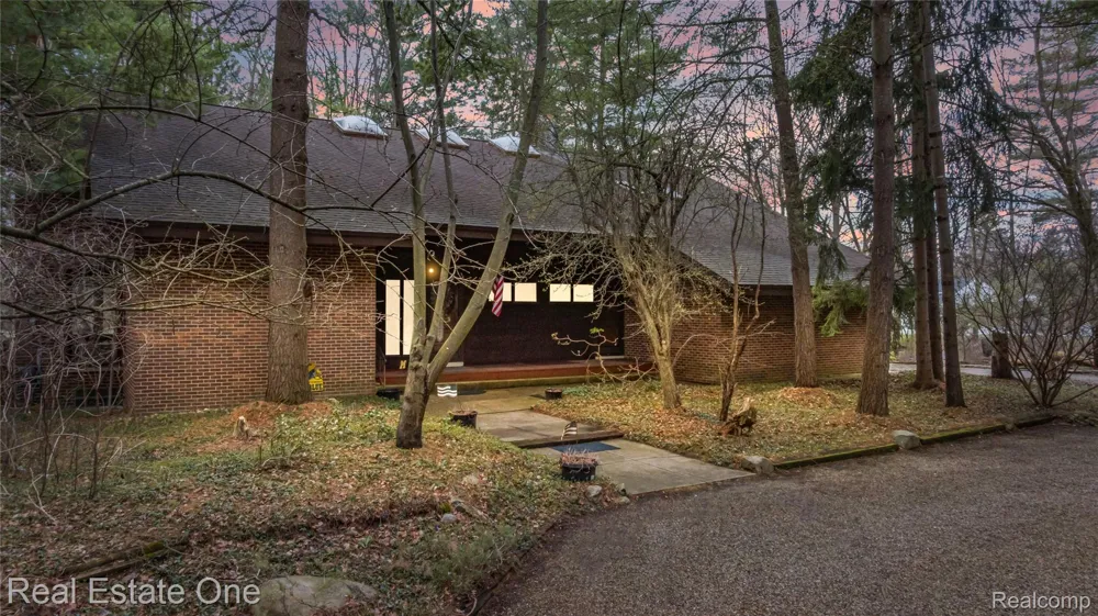 32674 Bingham Lane Bingham Farms Village, MI 48025
