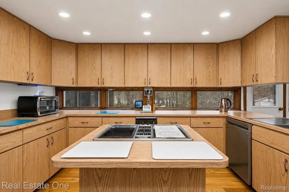 32674 Bingham Lane Bingham Farms Village, MI 48025