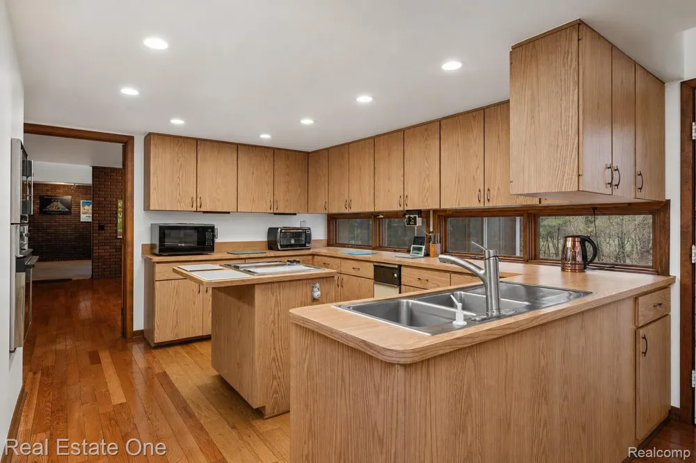32674 Bingham Lane Bingham Farms Village, MI 48025