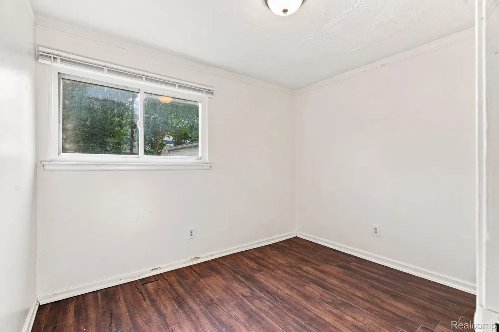 7546 Pine Street Taylor City, MI 48180