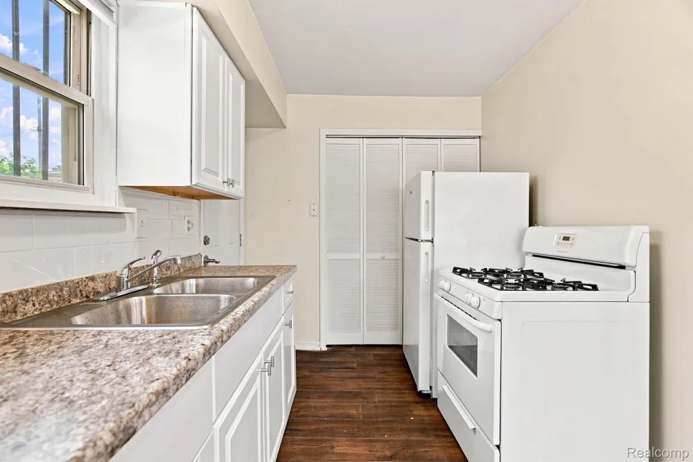 7546 Pine Street Taylor City, MI 48180