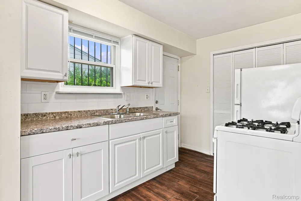 7546 Pine Street Taylor City, MI 48180