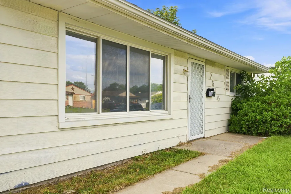 7546 Pine Street Taylor City, MI 48180