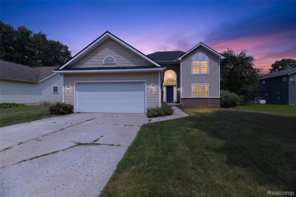 6452 Sandy Knoll Fenton Charter Township, MI 48451