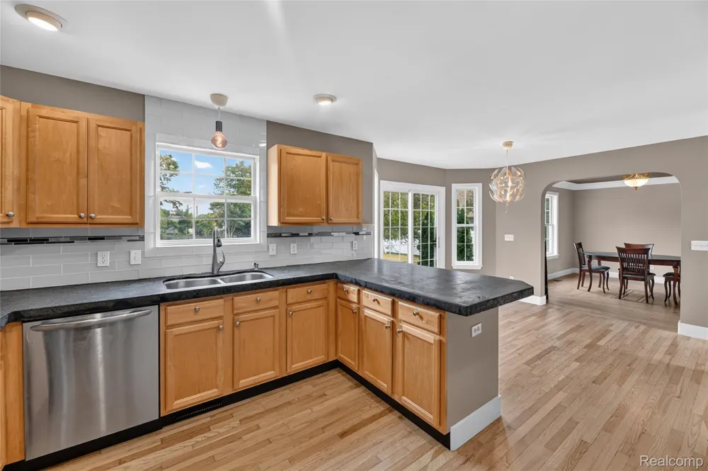 6452 Sandy Knoll Fenton Charter Township, MI 48451