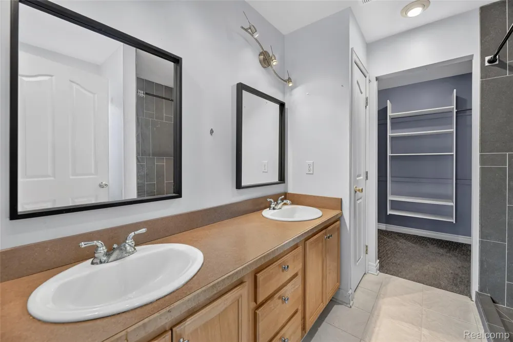 6452 Sandy Knoll Fenton Charter Township, MI 48451