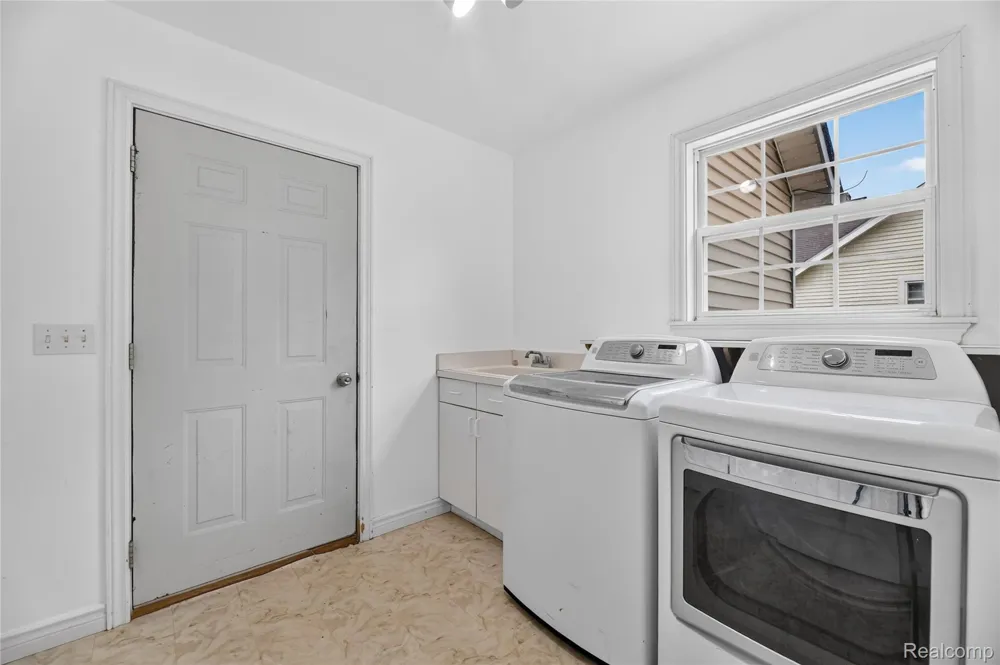 6452 Sandy Knoll Fenton Charter Township, MI 48451