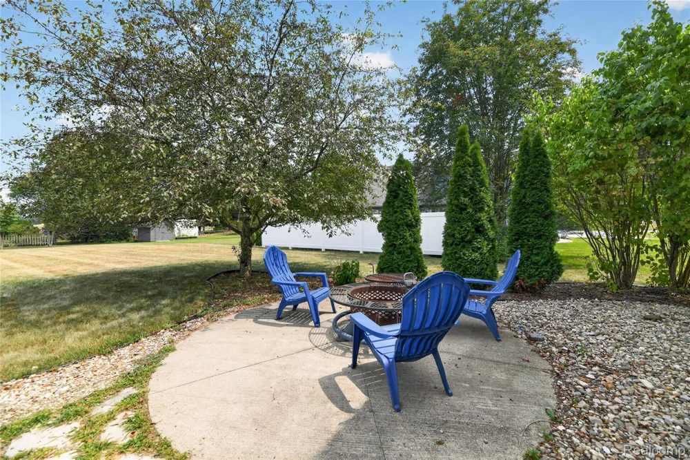 6452 Sandy Knoll Fenton Charter Township, MI 48451