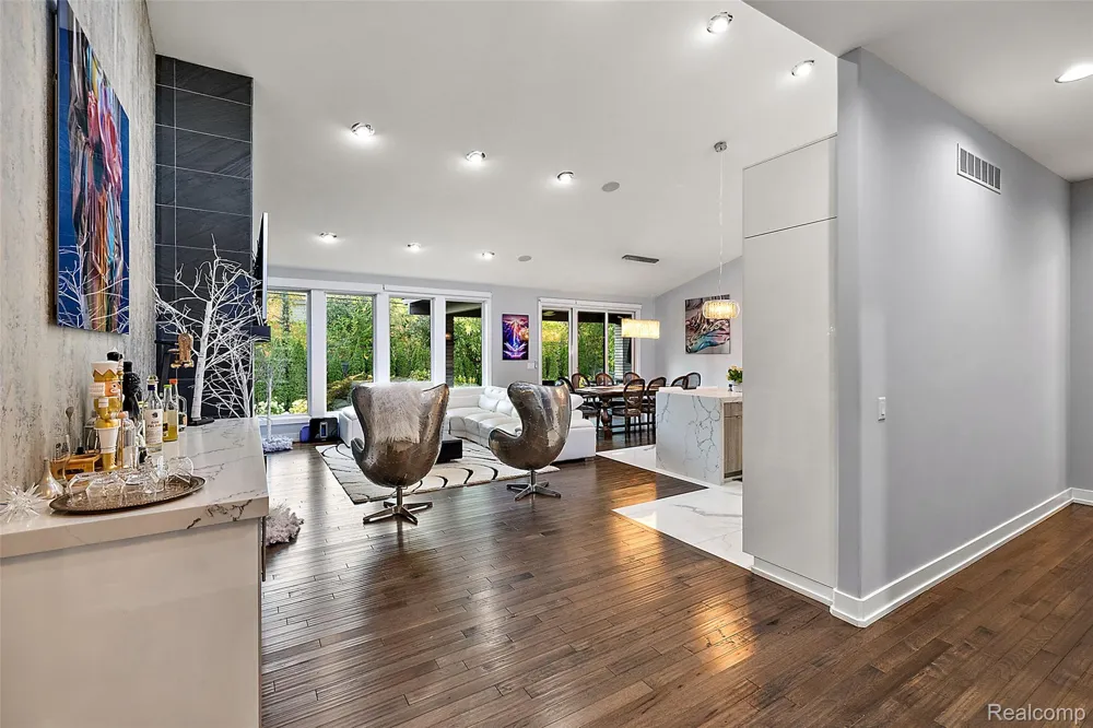 16281 Buckingham Avenue Beverly Hills Village, MI 48025