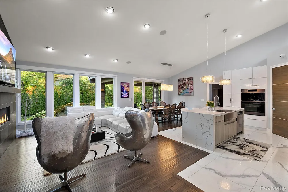 16281 Buckingham Avenue Beverly Hills Village, MI 48025