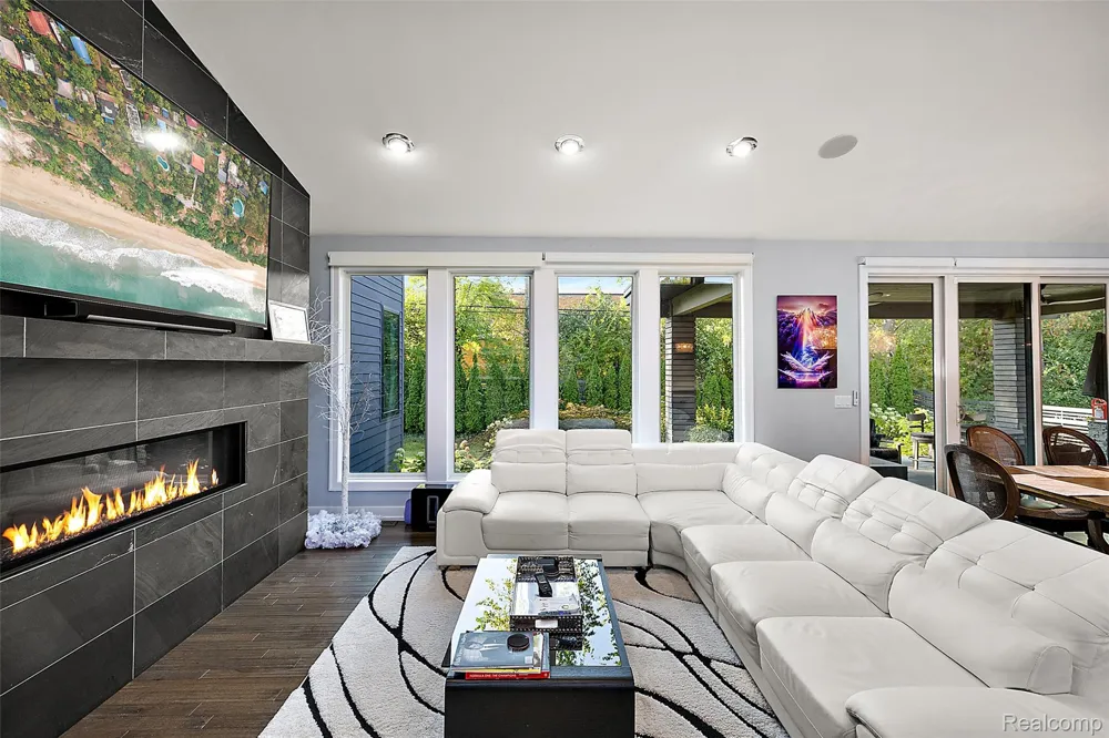 16281 Buckingham Avenue Beverly Hills Village, MI 48025