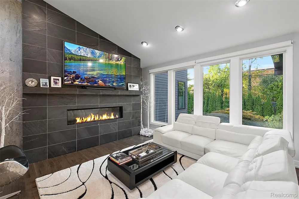 16281 Buckingham Avenue Beverly Hills Village, MI 48025