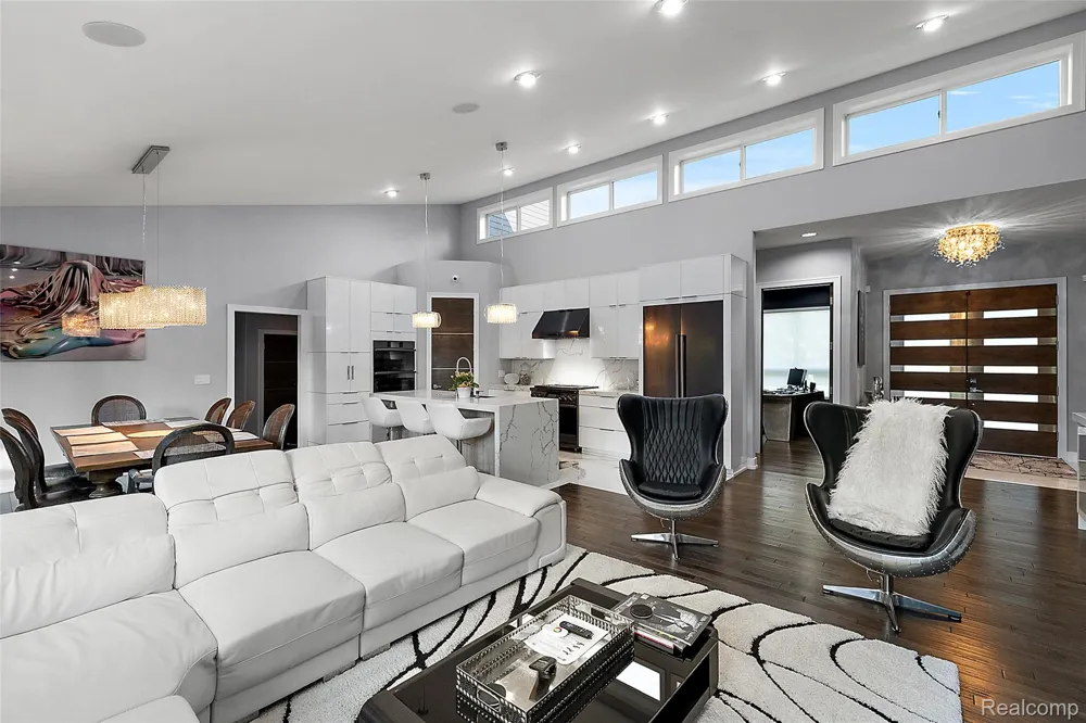16281 Buckingham Avenue Beverly Hills Village, MI 48025