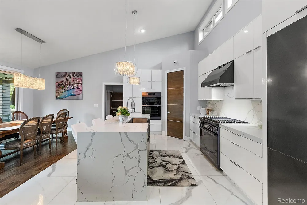 16281 Buckingham Avenue Beverly Hills Village, MI 48025
