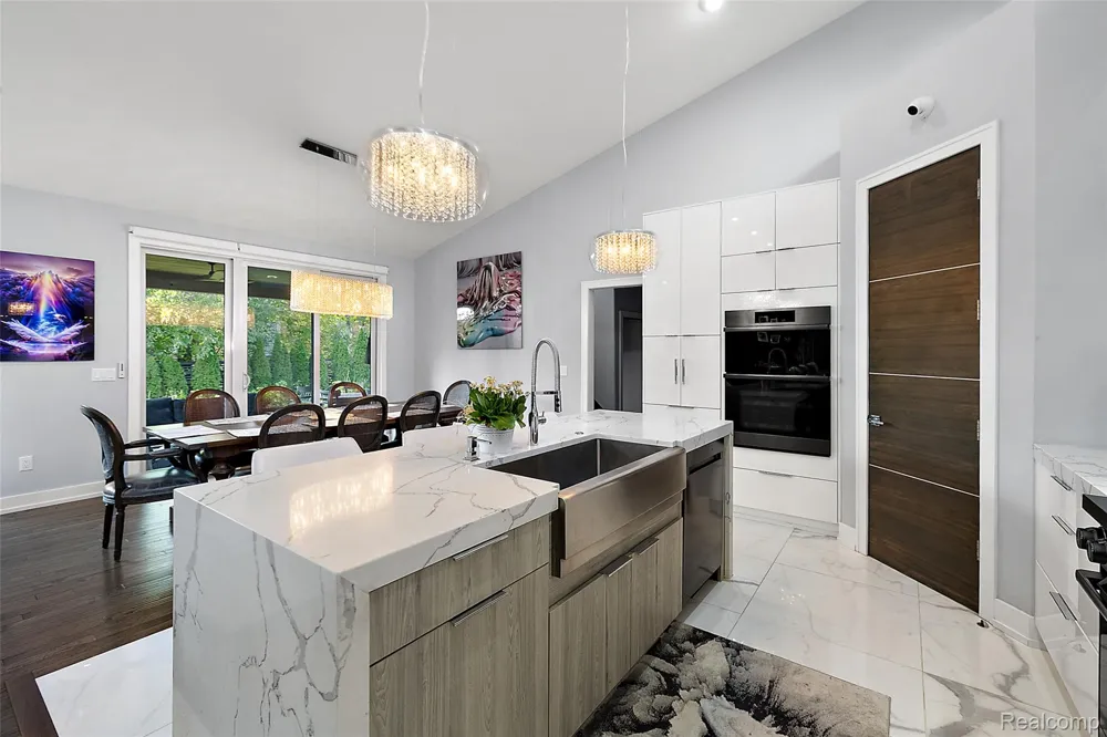 16281 Buckingham Avenue Beverly Hills Village, MI 48025