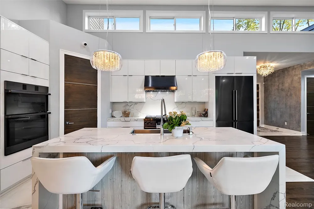 16281 Buckingham Avenue Beverly Hills Village, MI 48025