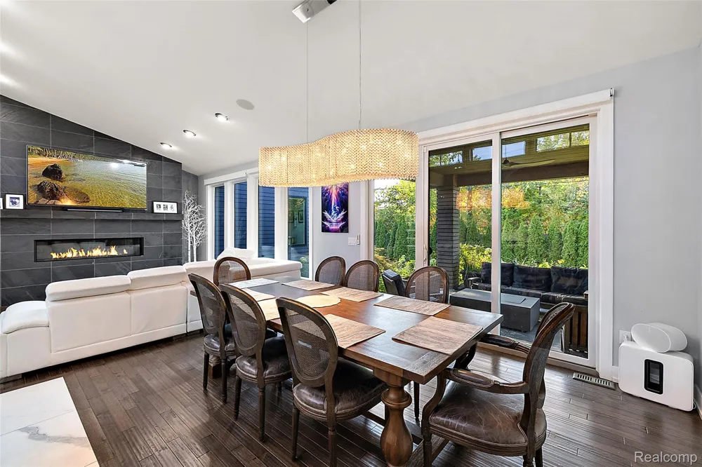 16281 Buckingham Avenue Beverly Hills Village, MI 48025