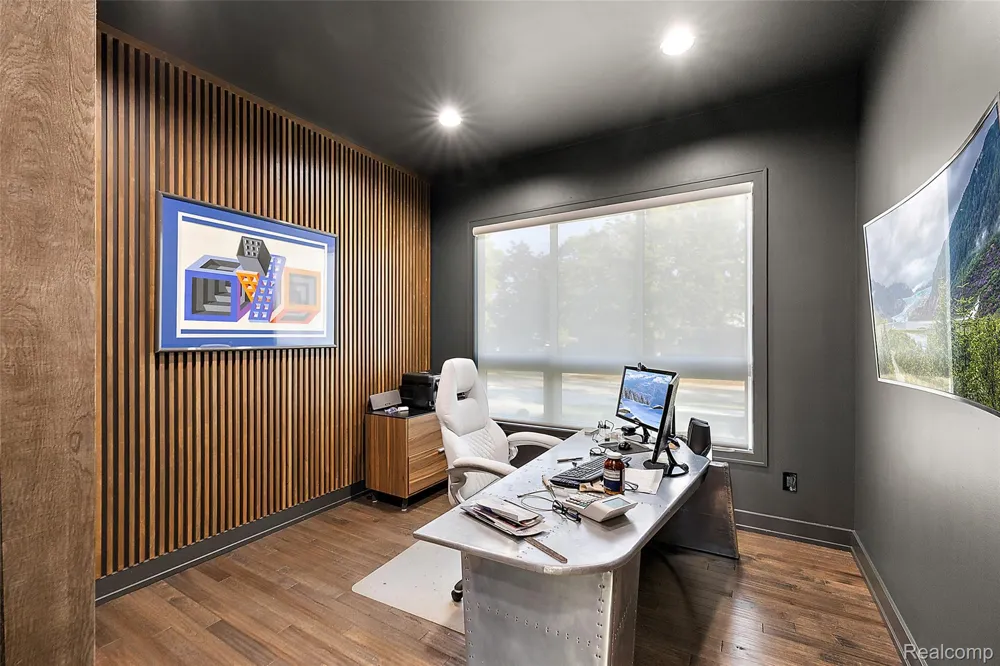 16281 Buckingham Avenue Beverly Hills Village, MI 48025