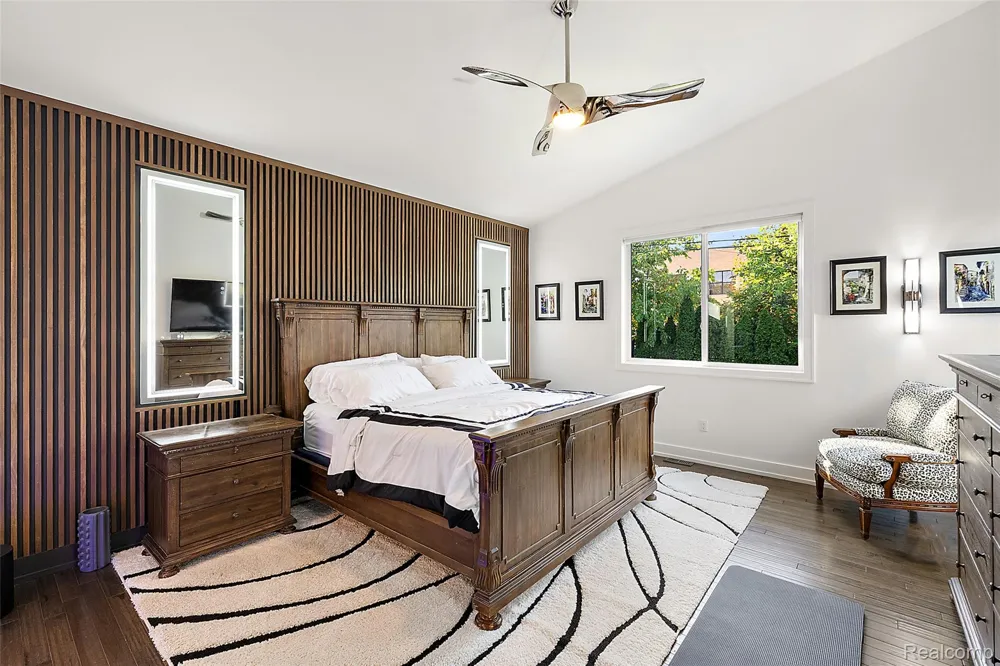 16281 Buckingham Avenue Beverly Hills Village, MI 48025