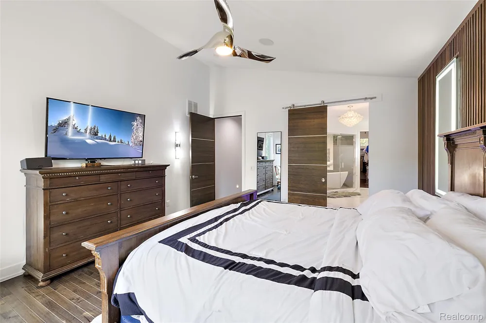 16281 Buckingham Avenue Beverly Hills Village, MI 48025