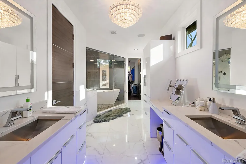 16281 Buckingham Avenue Beverly Hills Village, MI 48025