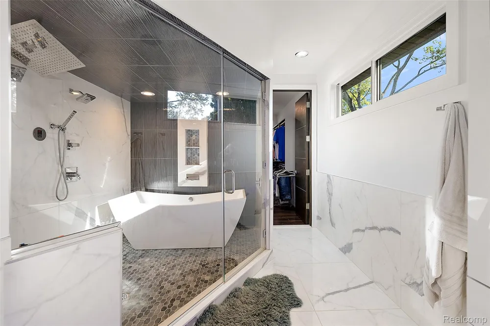 16281 Buckingham Avenue Beverly Hills Village, MI 48025