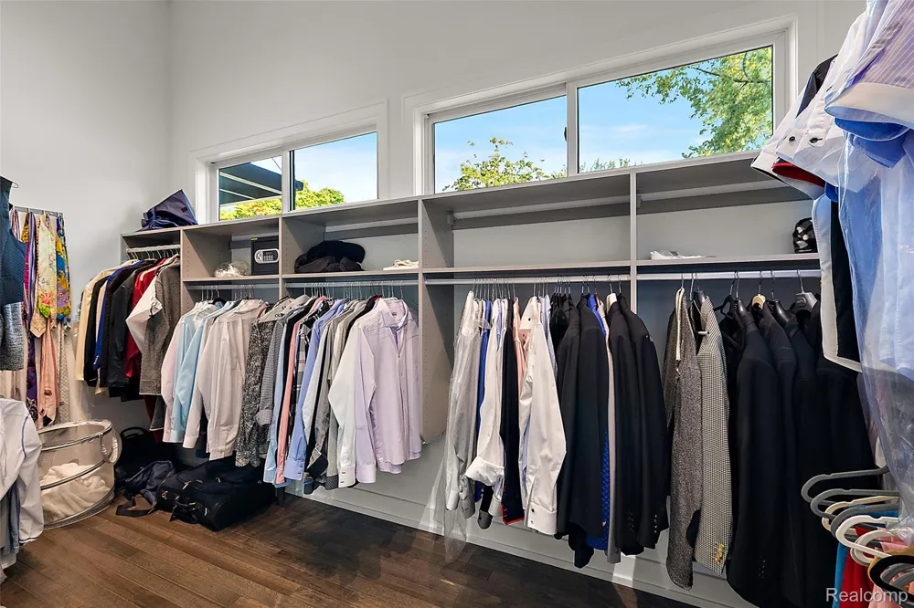 16281 Buckingham Avenue Beverly Hills Village, MI 48025