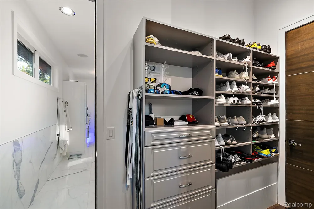 16281 Buckingham Avenue Beverly Hills Village, MI 48025