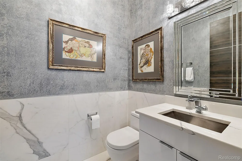 16281 Buckingham Avenue Beverly Hills Village, MI 48025