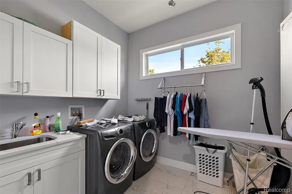 16281 Buckingham Avenue Beverly Hills Village, MI 48025