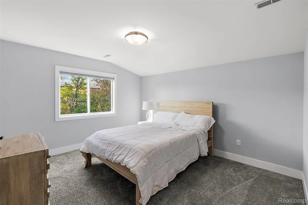 16281 Buckingham Avenue Beverly Hills Village, MI 48025