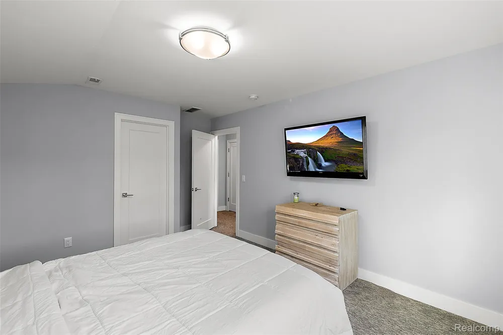 16281 Buckingham Avenue Beverly Hills Village, MI 48025