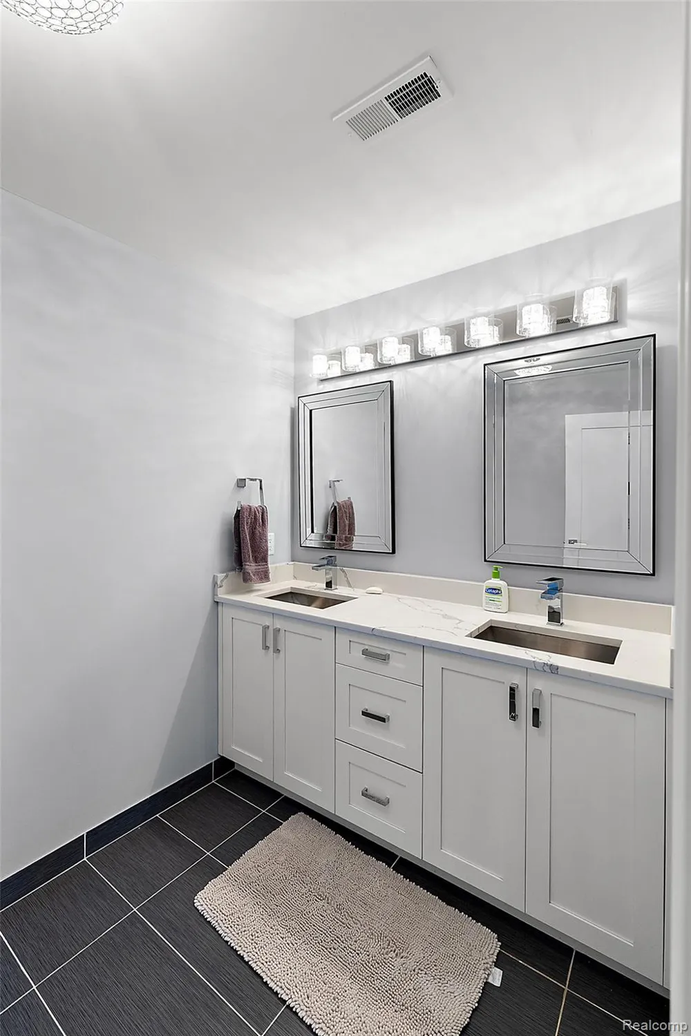 16281 Buckingham Avenue Beverly Hills Village, MI 48025