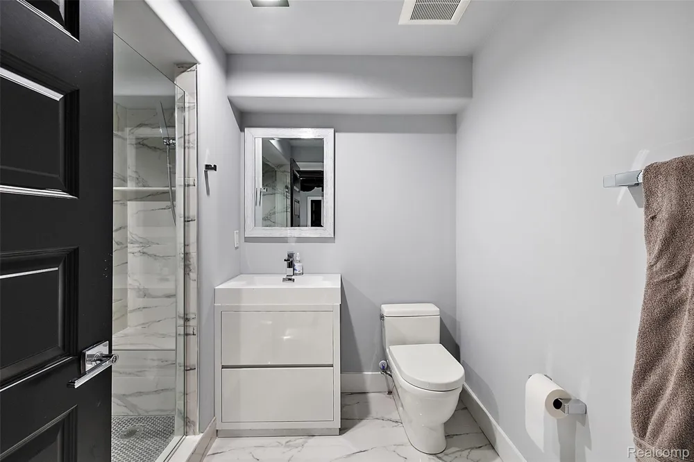 16281 Buckingham Avenue Beverly Hills Village, MI 48025