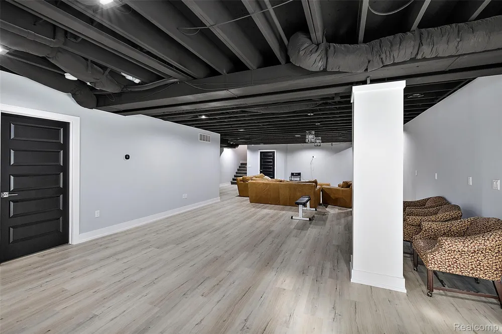 16281 Buckingham Avenue Beverly Hills Village, MI 48025