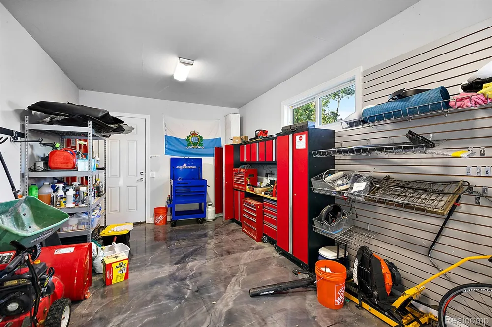 16281 Buckingham Avenue Beverly Hills Village, MI 48025