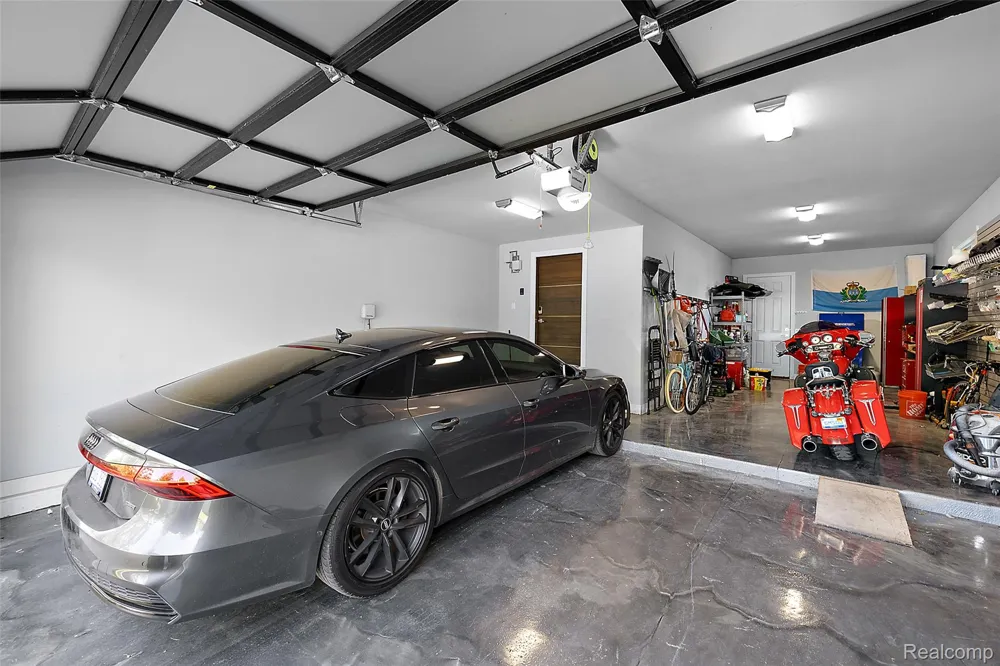 16281 Buckingham Avenue Beverly Hills Village, MI 48025