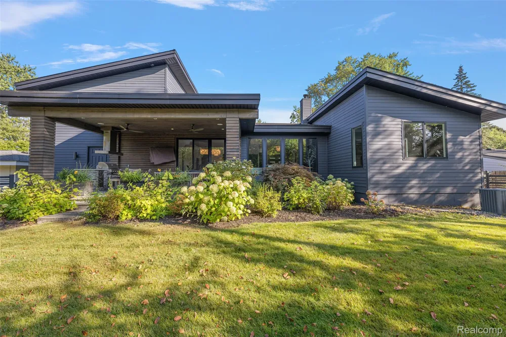 16281 Buckingham Avenue Beverly Hills Village, MI 48025