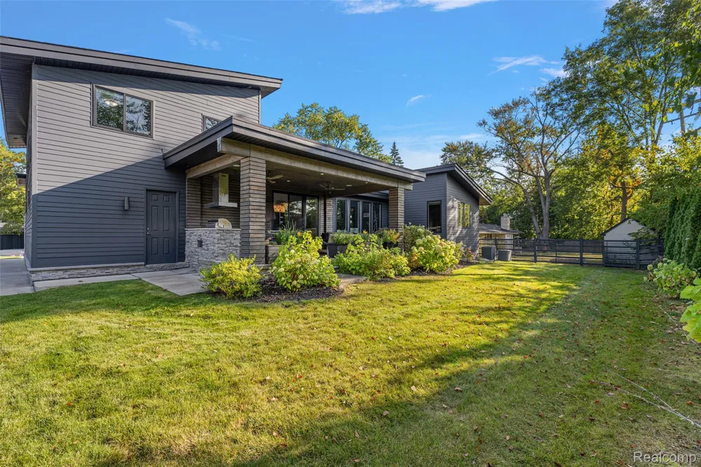 16281 Buckingham Avenue Beverly Hills Village, MI 48025