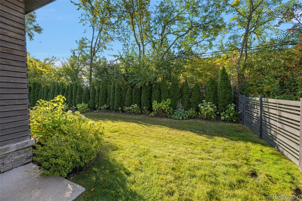 16281 Buckingham Avenue Beverly Hills Village, MI 48025