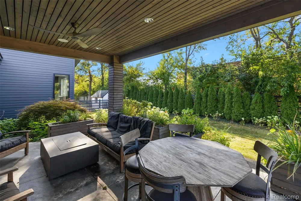 16281 Buckingham Avenue Beverly Hills Village, MI 48025